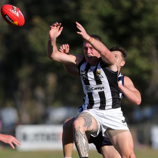 Wangaratta’s Callum Moore takes front position from Yarrawonga’s Jordan Urquhart. Picture: Yuri Kouzmin