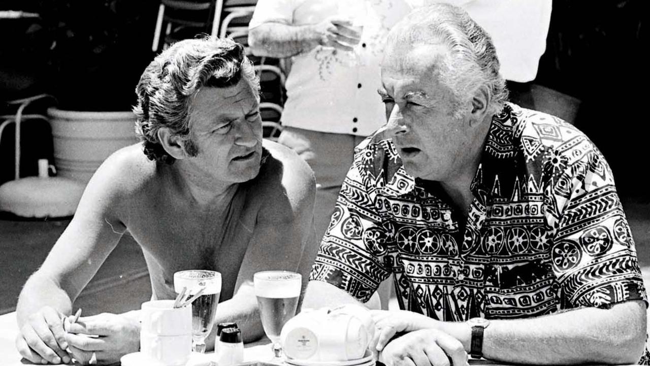 Bob Hawke and Gough Whitlam chat over a beer in 1975.