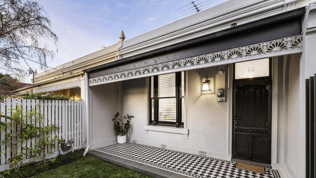 Footy journalist Tom Browne’s Prahran pad sold under the hammer on Saturday morning.