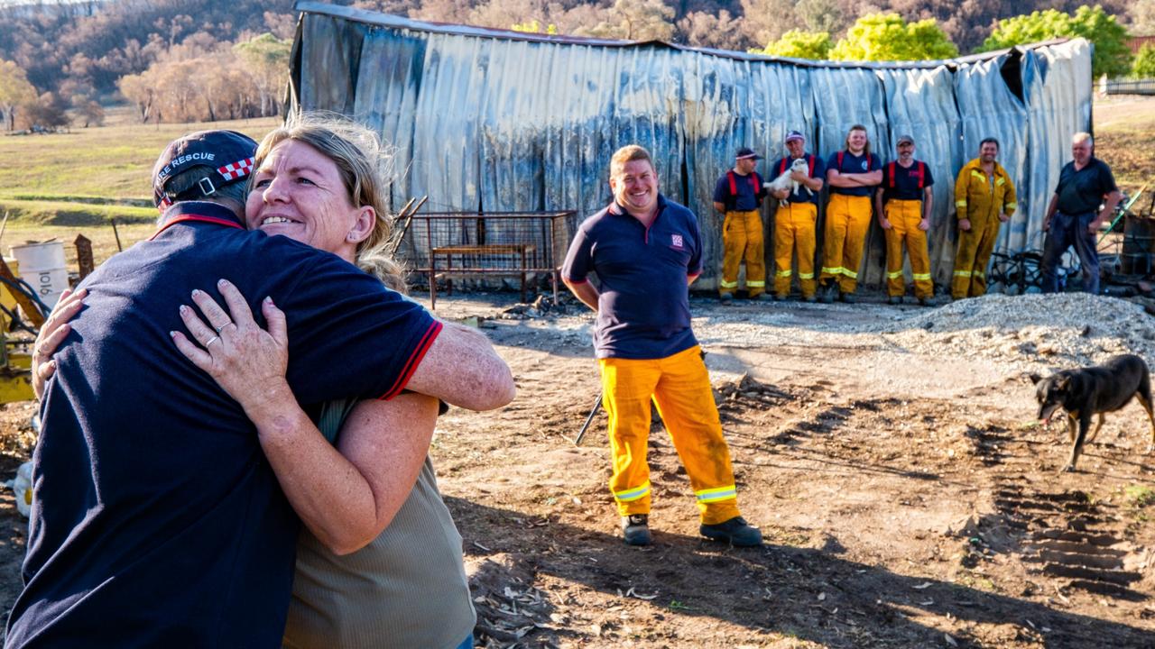 Victorian Fires: CFA Volunteers Confronted With Fire Twister In Walwa ...