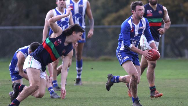 EDFL: Oak Park’s Ryan Smith on the run. Picture: Hamish Blair