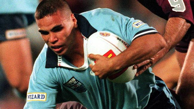 May 26 1999 - Kapernick/pix - one - Qld vs NSW State of Origin at Suncorp Metway Stadium - Jason Hetherington in tackle on Anthony Mundine - sport rugby league action headshot