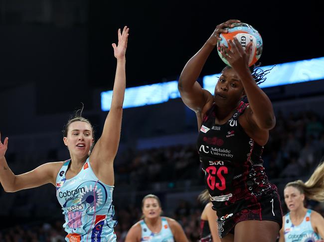 MELBOURNE, AUSTRALIA - MAY 25: Olivia Lewis of the Mavericks (L) competes in the air with Romelda Aiken-George of the Thunderbirds during the round seven Super Netball match between Melbourne Mavericks and Adelaide Thunderbirds at John Cain Arena on May 25, 2025 in Melbourne, Australia. (Photo by Graham Denholm/Getty Images)