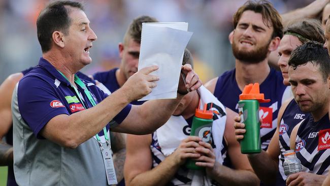 Fremantle coach Ross Lyon talks to his players.