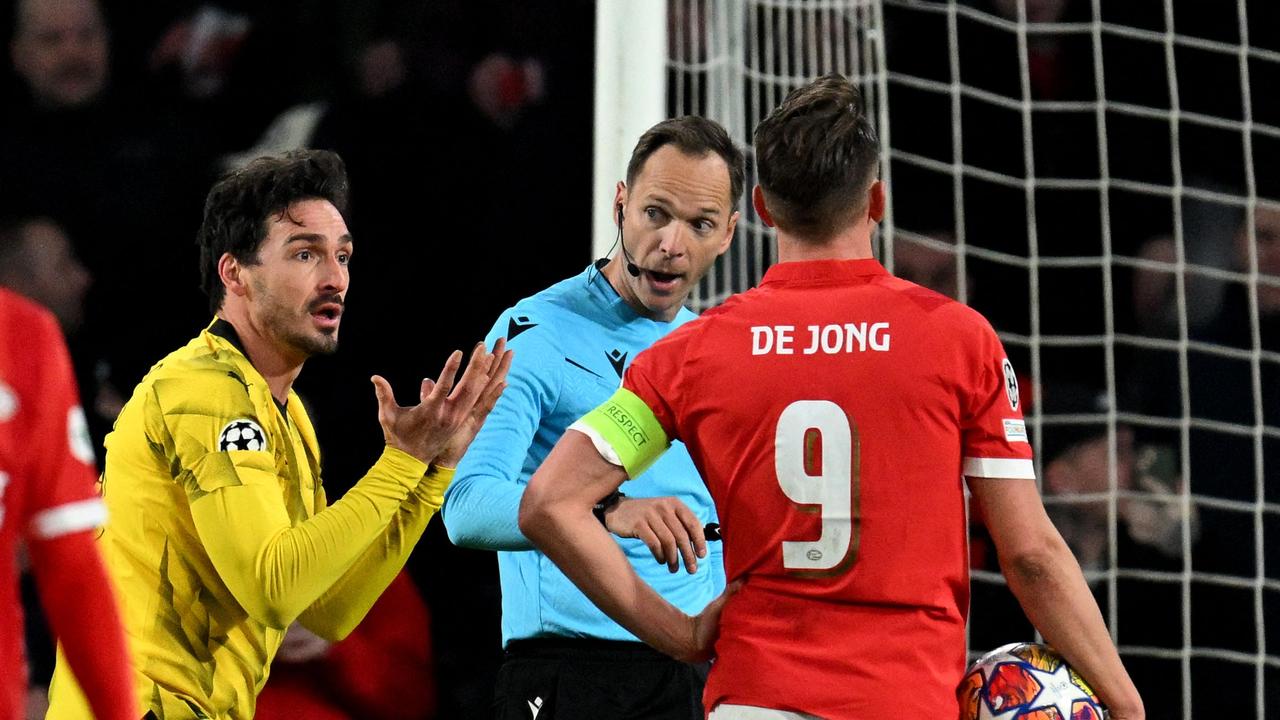 Dortmund's German defender #15 Mats Hummels (L) reacts towards PSV's Dutch forward #09 Luuk de Jong during a penalty shoot following Hummels' foul during the UEFA Champions League round of 16, first leg football match between against PSV Eindhoven and Borussia Dortmund at the The Philips Stadium, in Eindhoven on February 20, 2024. (Photo by JOHN THYS / AFP)