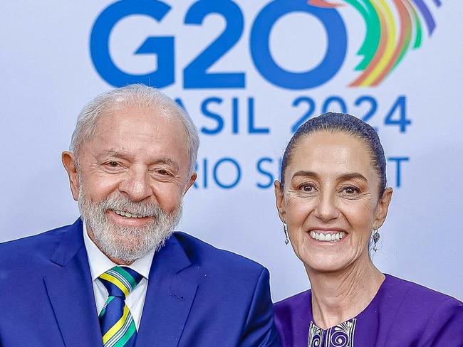 TOPSHOT - This handout picture released by the Brazilian Presidency shows (L to R) Colombia's President Gustavo Petro, Brazil's President Luiz Inacio Lula da Silva, Mexico's President Claudia Scheinbaum, and Chile's President Gabriel Boric shaking hands during a meeting on the sidelines of the G20 Summit in Rio de Janeiro, Brazil, on November 18, 2024. (Photo by Ricardo STUCKERT / BRAZILIAN PRESIDENCY / AFP) / RESTRICTED TO EDITORIAL USE - MANDATORY CREDIT 'AFP PHOTO / BRAZILIAN PRESIDENCY -Ricardo STUCKERT' - NO MARKETING - NO ADVERTISING CAMPAIGNS - DISTRIBUTED AS A SERVICE TO CLIENTS