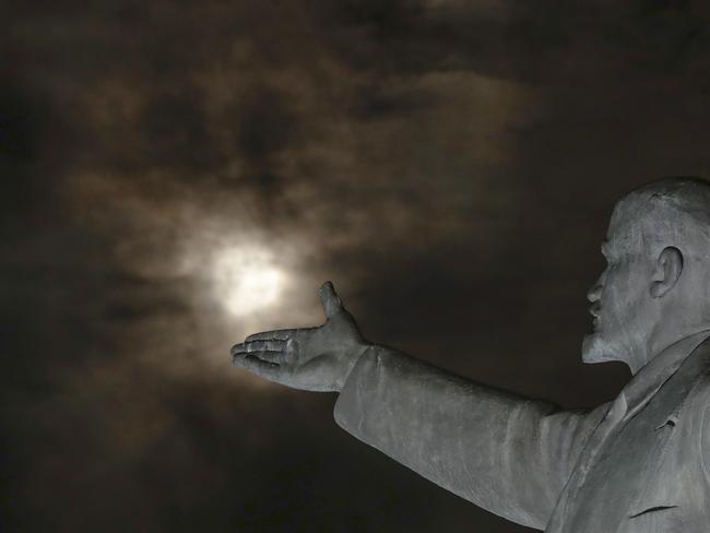 The super moon rises through the clouds over a statue of Soviet Union founder Vladimir Lenin at the Russian leased Baikonur cosmodrome, Kazakhstan, Monday, Nov. 14, 2016. Picture: AP Photo/Dmitri Lovetsky