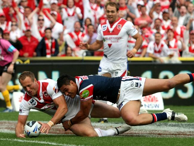 Mark Gasnier scores the opening try of the grand final in the sixth minute.