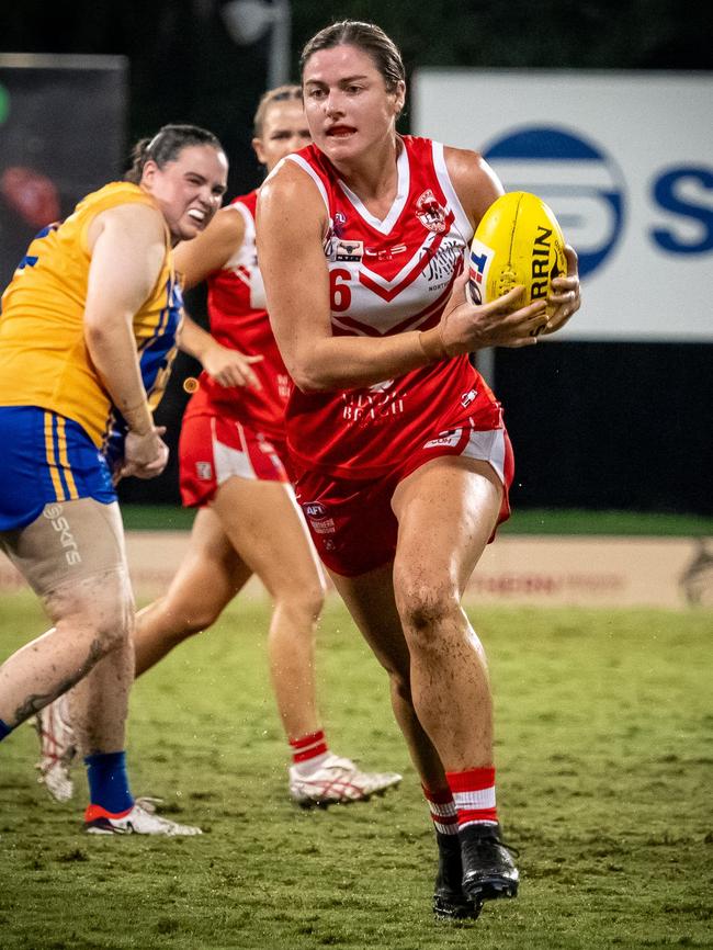 Joline Bouwer playing for Waratah in the 2024-25 NTFL season. Picture: David Bradley / AFLNT Media