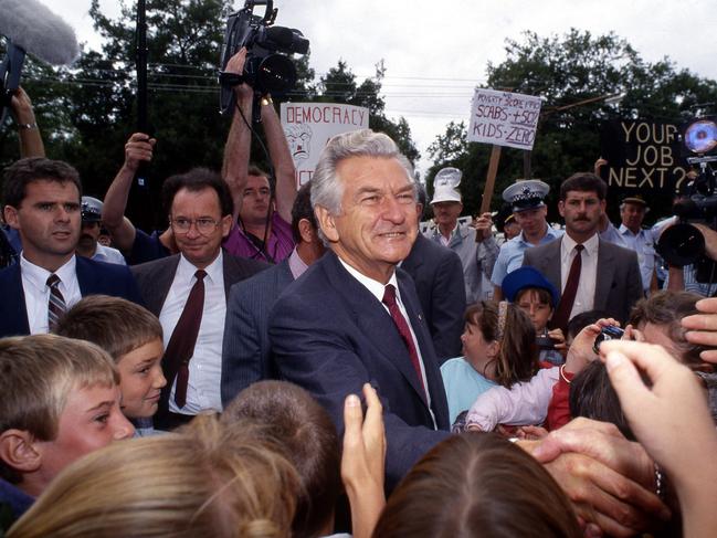 MELBOURNE, AUSTRALIA - 1990: Former Australian Prime Minister Bob Hawke during a press conference in Melbourne. (Photo by Impressions Photography/Getty Images)