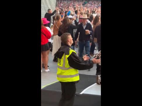 Security guard vibes along to ‘Shake It Off’ during Taylor Swift concert