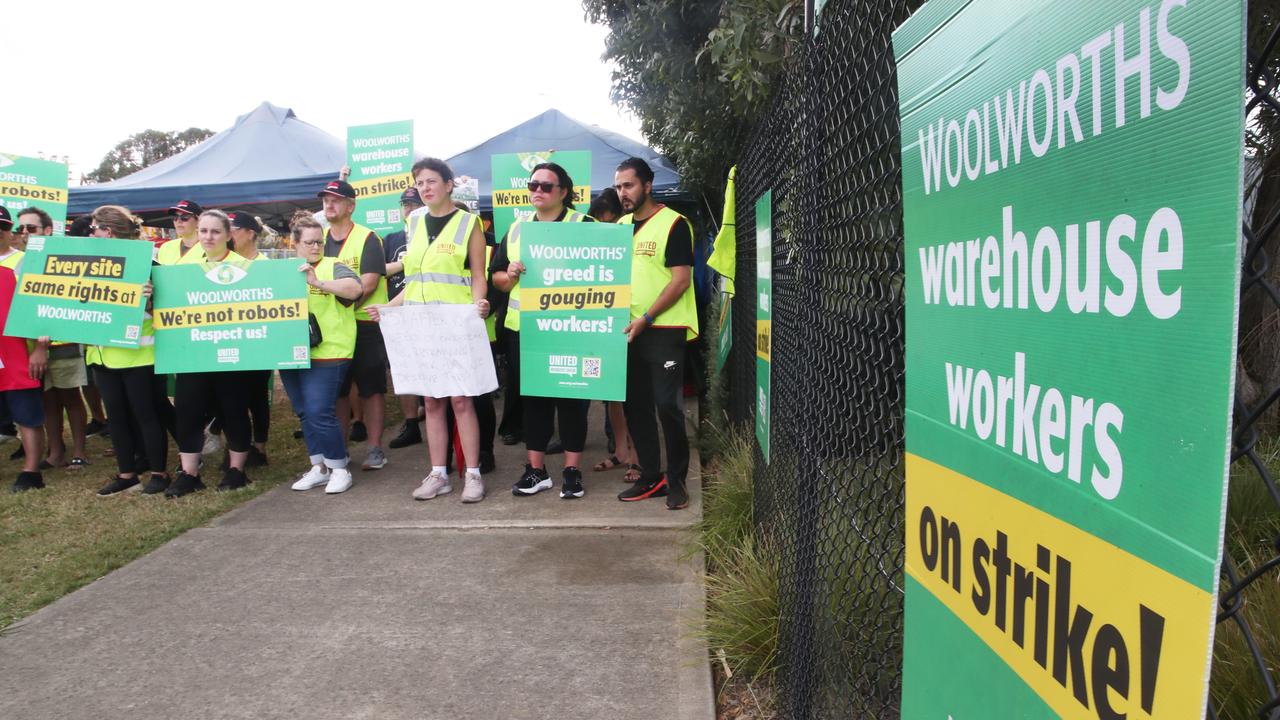 Woolworth workers on a picket line at the Dandenong South Distribution centre. The centre remains closed as negotiations continue. Picture: NewsWire/David Crosling