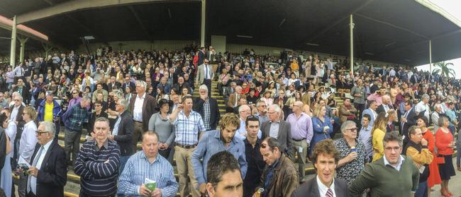 The crowd waits as the horses are about to start the 2018 Grafton Cup.