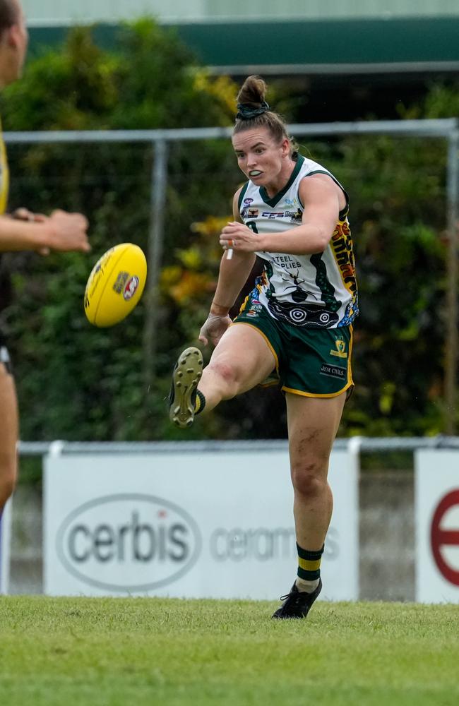 Reni Hicks playing for PINT in the 2024-25 NTFL season. Picture: Tymunna Clements / AFLNT Media