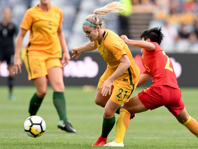 Matildas midfielder Ellie Carpenter gets around Ren Guixin.