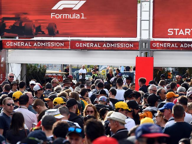 Fans queue up outside the gates prior to the first practice session for the Formula One Australian Grand Prix in Melbourne on March 13, 2020. - The season-opening Australian Grand Prix was cancelled just hours before the action was due to start over fears about the spread of coronavirus after a McLaren team member tested positive. (Photo by William WEST / AFP) / -- IMAGE RESTRICTED TO EDITORIAL USE - STRICTLY NO COMMERCIAL USE --