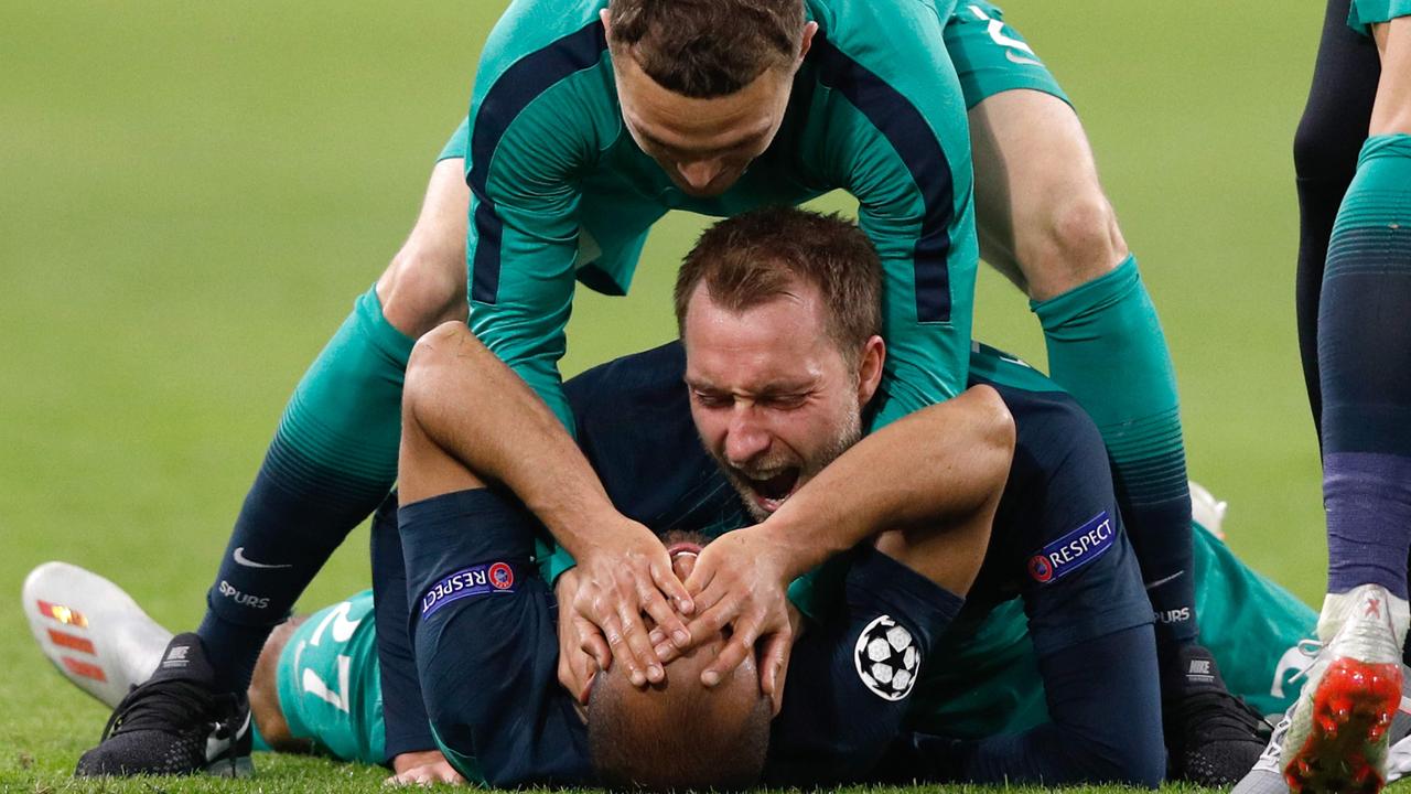 Tottenham's Brazilian forward Lucas celebrates with teammates Tottenham's Danish midfielder Christian Eriksen (C)