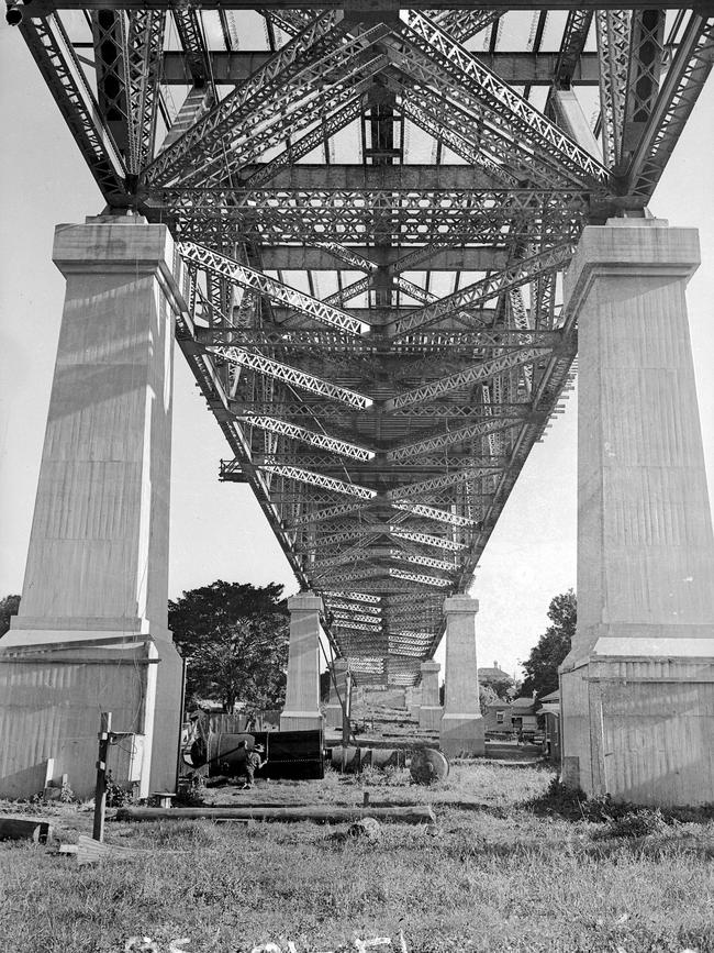 The Story Bridge under construction in 1938