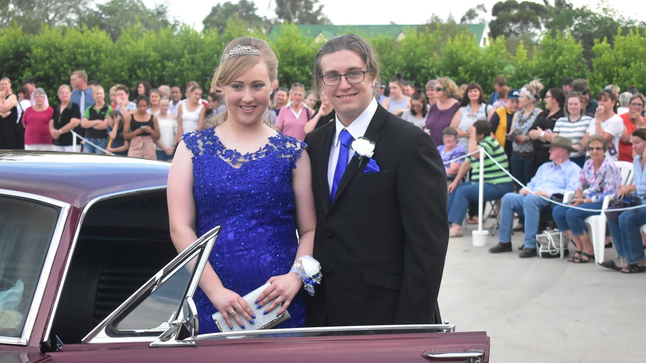 Roma State College students arriving at their formal.