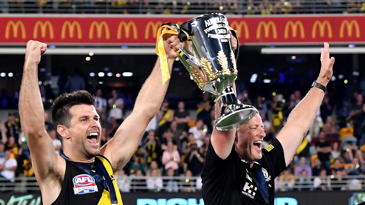 Trent Cotchin and Damien Hardwick lift the 2020 premiership cup at The Gabba.