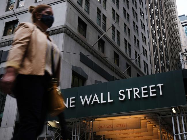 NEW YORK, NEW YORK - SEPTEMBER 02: People walk by Wall Street in lower Manhattan on September 02, 2020 in New York City. The Dow gained 454.84 points, or 1.59%, to close at 29,100.50. Closing less than 2% from an all-time high, the Dow posted its best rally since mid-July and closed.   Spencer Platt/Getty Images/AFP == FOR NEWSPAPERS, INTERNET, TELCOS & TELEVISION USE ONLY ==