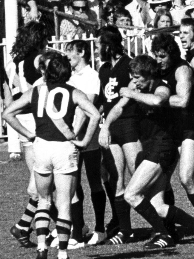 Neil Balme (left) infamously clashes with Carlton’s Geoff Southby in the 1973 Grand Final.