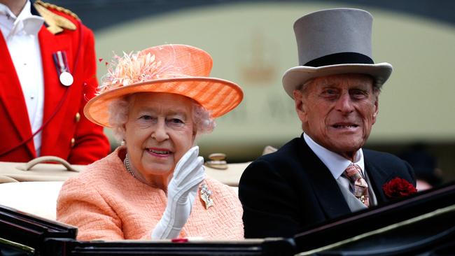 Queen Elizabeth, Prince Philip: Buckingham Palace emergency meeting ...