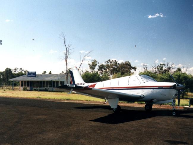 JANUARY 20, 2000 : Navajo twin-engine aircraft sits at Brewarrina Airport 20/01/00after two masked men robbed plane of its cargo of mail bags & business deposits leaving pilot & two passengers handcuffed to fence as robbers left in stolen Commodore. Pic Greg Keen.NSW / Crime / Robbery