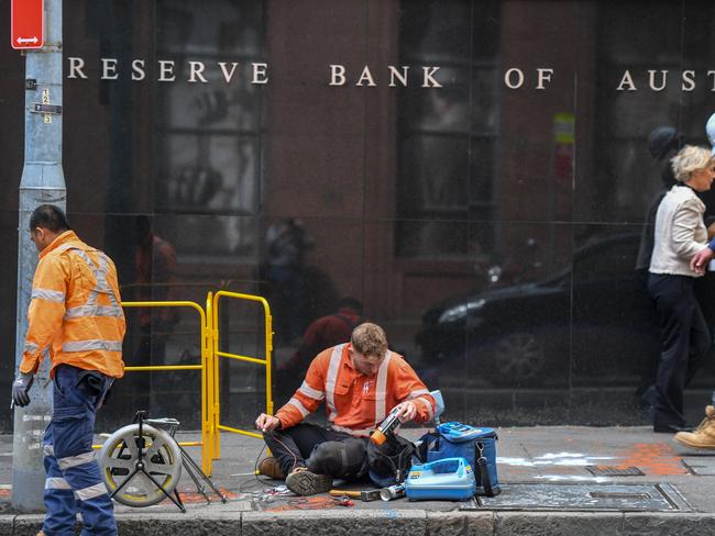 Workers are seen outside the Reserve Bank Offices at Martin Place in Sydney, Monday, November 5, 2018. (AAP Image/Peter Rae) NO ARCHIVING