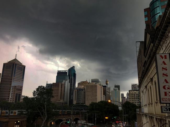 Hailstones pelt Western and Southern Sydney | Daily Telegraph