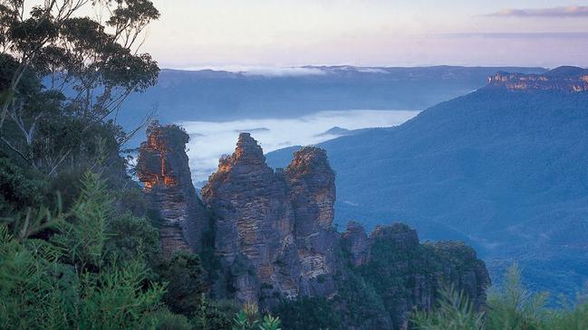 Three Sisters at Echo Point in the Blue Mountains National Park, Katoomba, NSW.