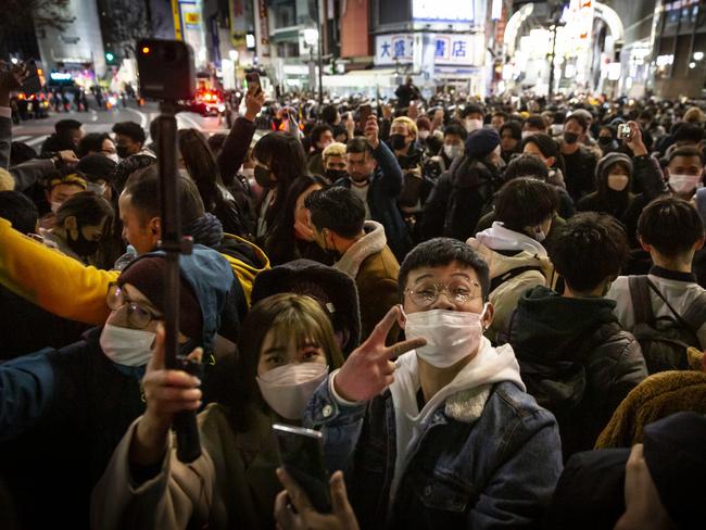 Crowds gather at Shibuya crossing on January 01, 2022 in Tokyo, Japan. Picture: Yuichi Yamazaki/Getty Images.