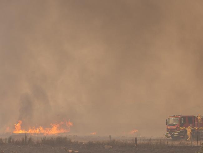 GRAMPIANS, AUSTRALIA - NewsWire Photos - 26 DECEMBER, 2024: Firefighters battle a spot fire near Glenthompson. Picture: NewsWire / Diego Fedele