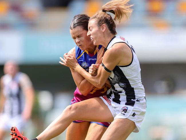 Stephanie Chiocci cops a late bump from Sophie Conway. Picture: Russell Freeman/AFL Photos via Getty Images