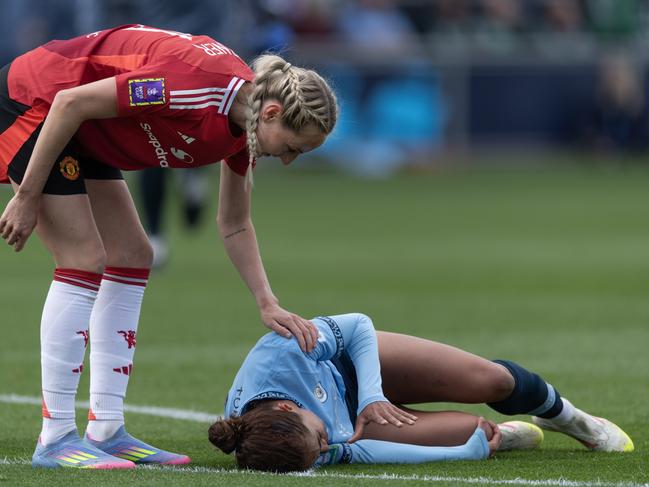 Fowler injuring her knee in a Women's FA Cup semi-final against Manchester United. (Photo by Visionhaus/Getty Images)