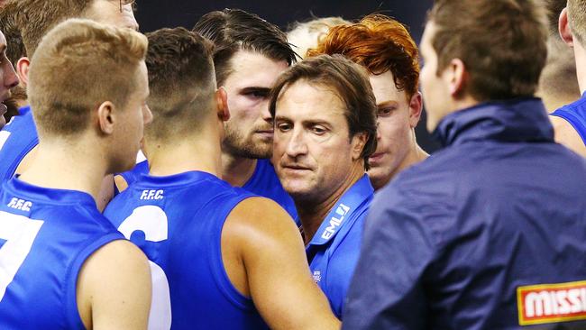 Luke Beveridge speaks to his players.