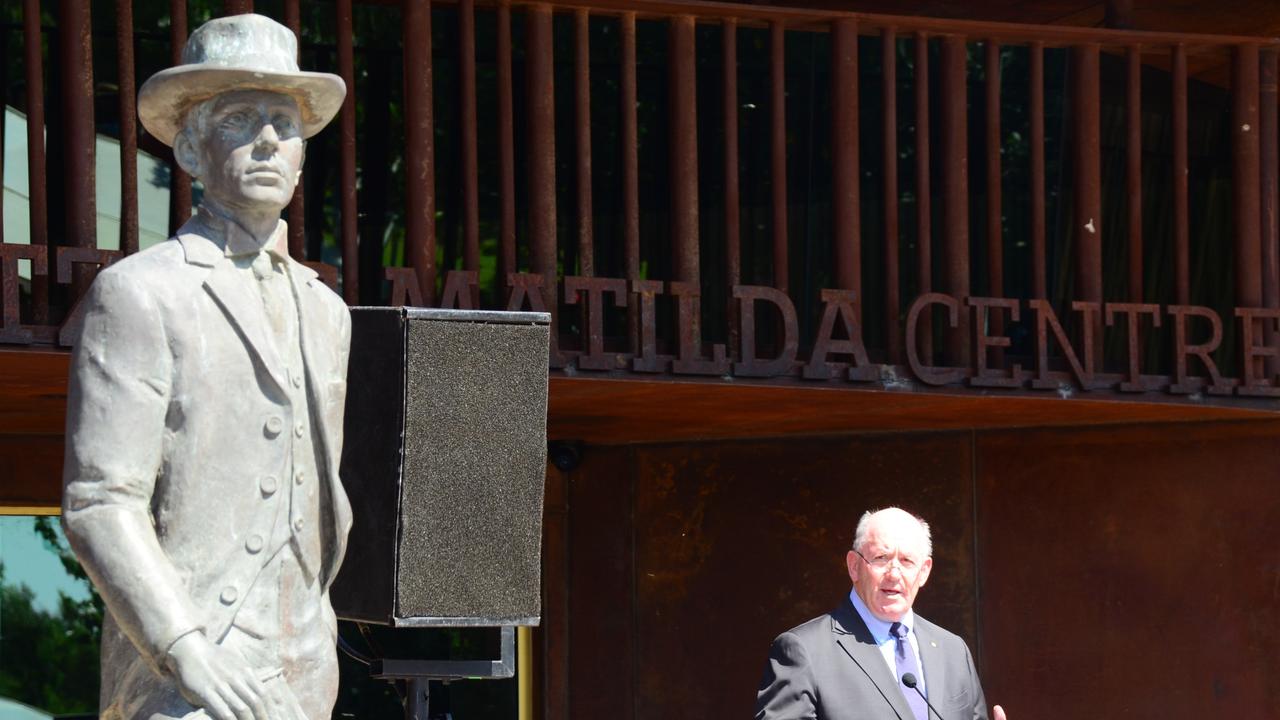 Governor-General Sir Peter Cosgrove and a statue of Banjo Paterson. Photo: John Andersen