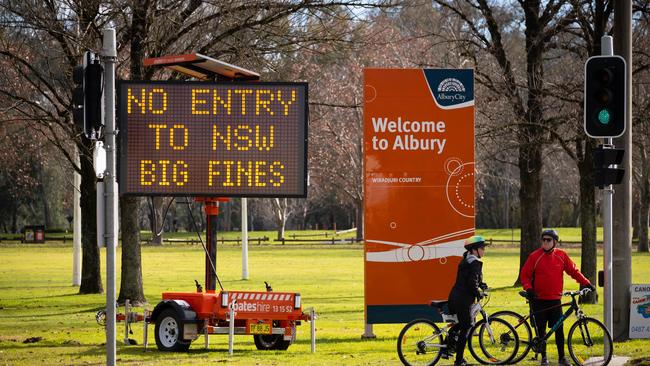 A sign erected in Wodonga Place in Albury, on the NSW-Victoria border, tells people to stay home. Picture: NCA NewsWire/Simon Dallinger