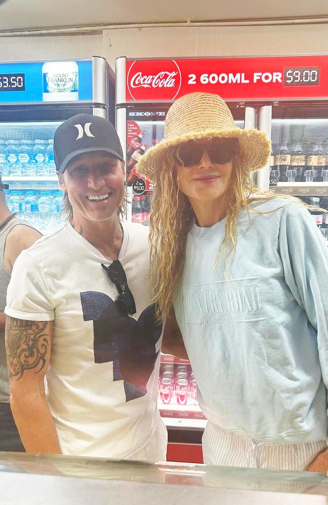 Nicole Kidman, wearing a Country Road jumped, and Keith Urban spotted at a Manly kebab shop in 2022. Picture: manlyseasidekebabs/Instagram