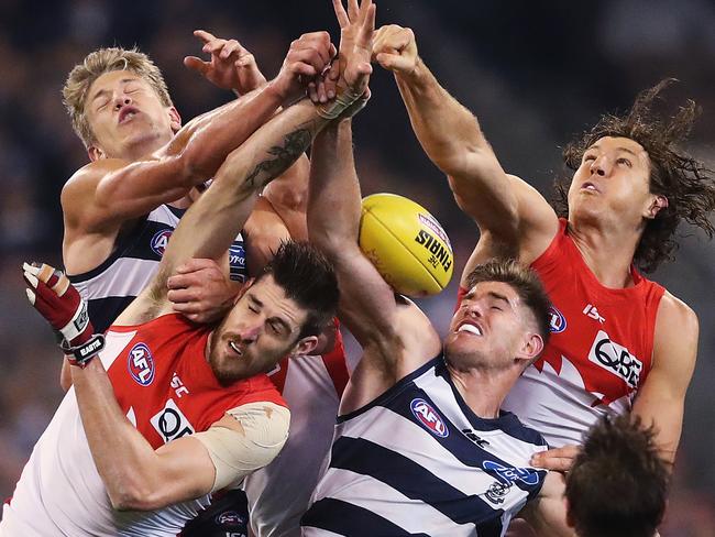 Sydney’s Kurt Tippett spoils the pack. Picture: Phil Hillyard