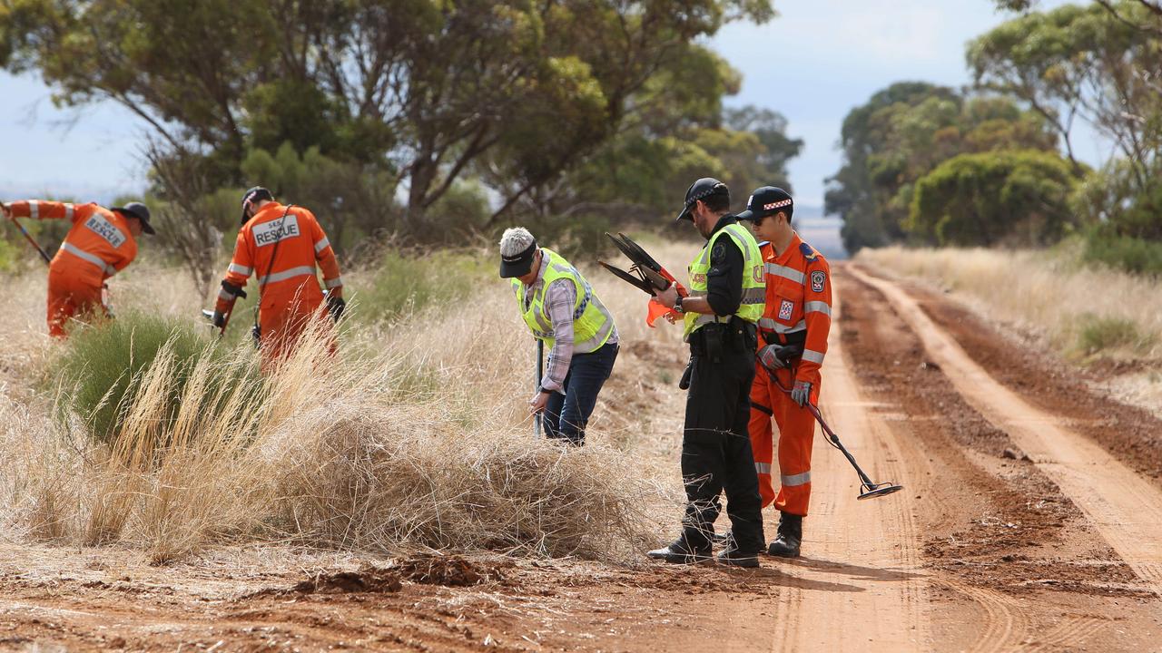 Detectives and SES workers searching Shepherd Corner Rd, Balaklava, for the body of Michael Purse. Picture: NCA / NewsWire Emma Brasier