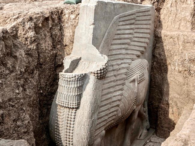 This picture taken on October 24, 2023 shows a view of a newly-unearthed Assyrian Lamassu (human-headed winged bull) sculpture discovered with its entire wings intact by the French archaeological mission at the archaeological site of Khorsabad (also known as Dur-Sharrukin), the former Assyrian capital in the time of Sargon II (721â705 BC) in Iraq's northern Nineveh province. (Photo by Zaid AL-OBEIDI / AFP)