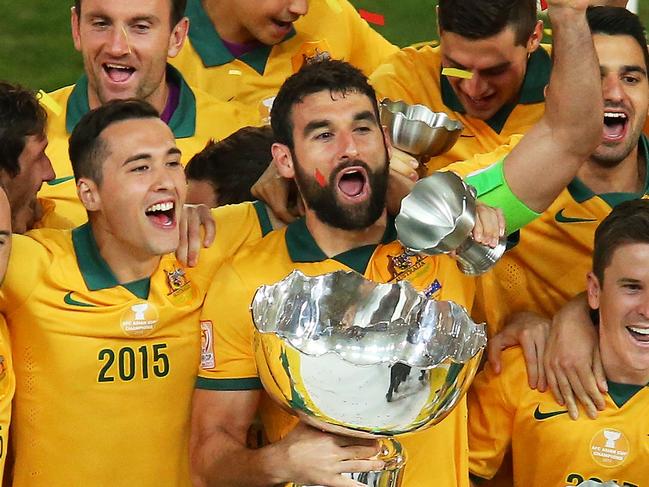 SYDNEY, AUSTRALIA - JANUARY 31: Australia celebrate with the trophy following the 2015 Asian Cup final match between Korea Republic and the Australian Socceroos at ANZ Stadium on January 31, 2015 in Sydney, Australia. (Photo by Brendon Thorne/Getty Images)