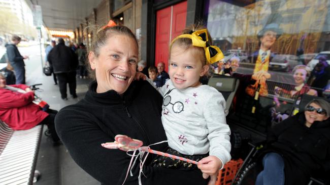 Carolyn Walkley and her daughter Niamh, 3. from East Melbourne, were among the fans waiting to secure AFL Grand Final tickets. Picture: Andrew Henshaw