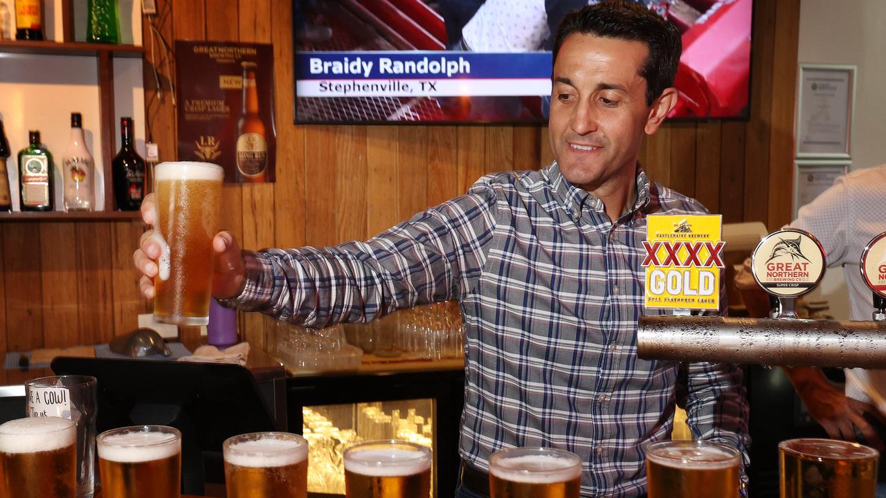 Premier David Crisafulli pours a beer at Chute 1 pub, Longreach. Picture: Liam Kidston.