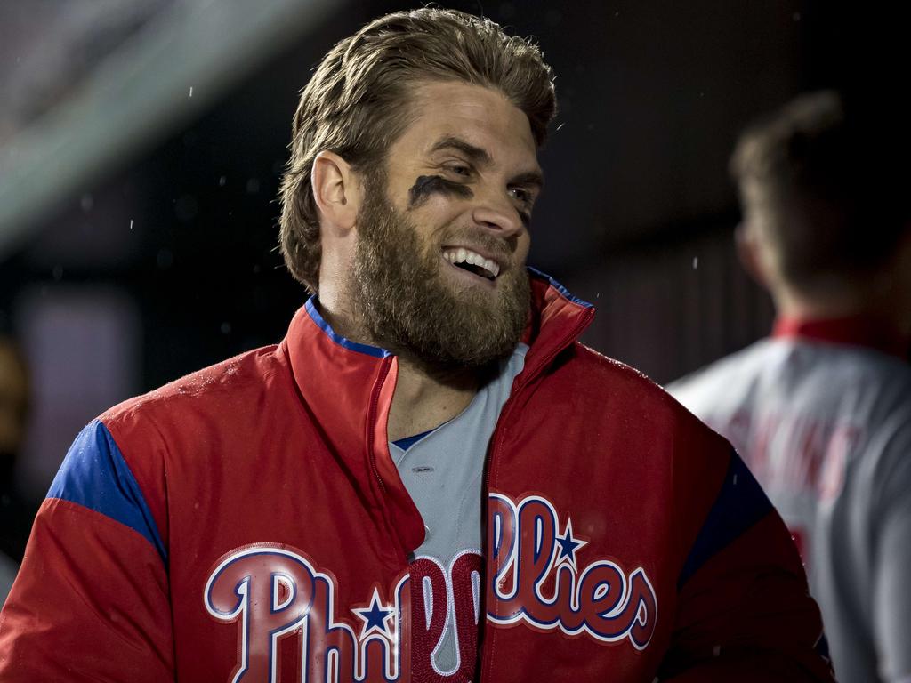 T-R-A-I-T-O-R: Bryce Harper hears boos, hits HR, flips bat