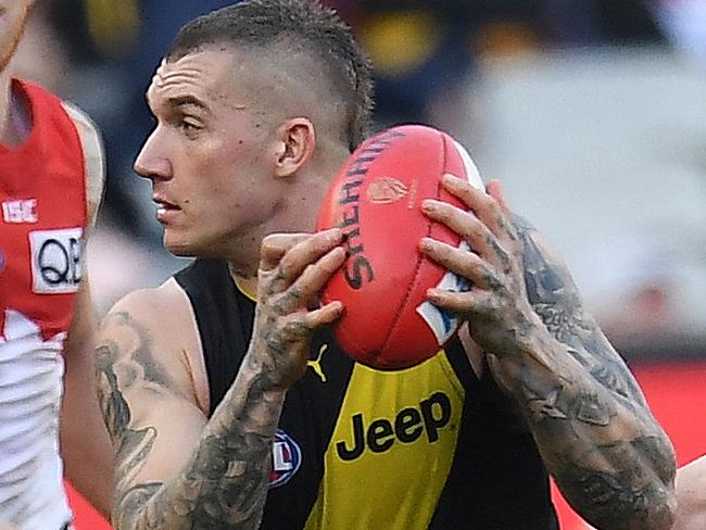 Dustin Martin of the Tigers (centre) and Zak Jones of the Swans (right) contest during the Round 13 AFL match between the Richmond Tigers and the Sydney Swans the MCG in Melbourne, Saturday June 17, 2017. (AAP Image/Julian Smith) NO ARCHIVING, EDITORIAL USE ONLY