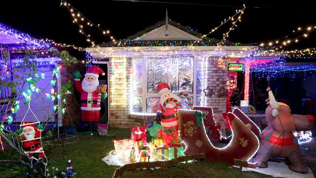 CHRISTMAS LIGHTS: Grinches steal Christmas lights and ruin Christmas | Herald Sun