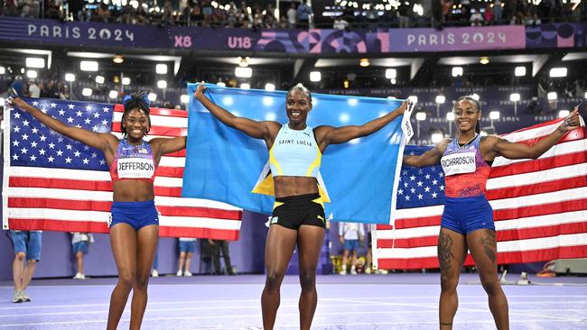 Melissa Jefferson, St Lucia's Julien Alfred and Sha'Carri Richardson pose after the 100m final. (Photo by Ben STANSALL / AFP)