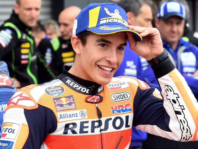 Repsol Honda Team's Spanish rider Marc Marquez (C) celebrates after scoring pole position with Movistar Yamaha MotoGP's Spanish rider Maverick Vinales (L) in second position (R) after qualifying at the Phillip Island circuit on October 27, 2018, ahead of the MotoGP Australian Grand Prix on October 28. (Photo by William WEST / AFP) / --IMAGE RESTRICTED TO EDITORIAL USE - STRICTLY NO COMMERCIAL USE--